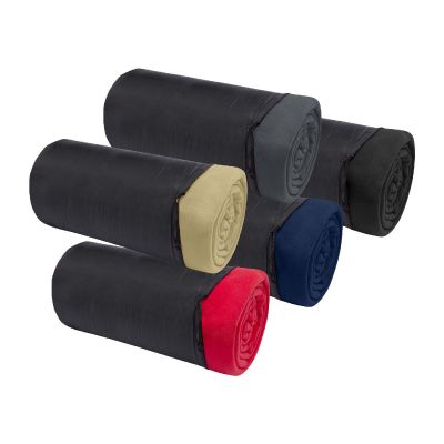 HUGGY -La couverture à carreaux unie est composée à 100 % de polaire 200 g/m², une matière douce et confortable qui fournit ra