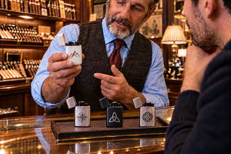 Briquets publicitaires élégants présentés dans un bureau de tabac