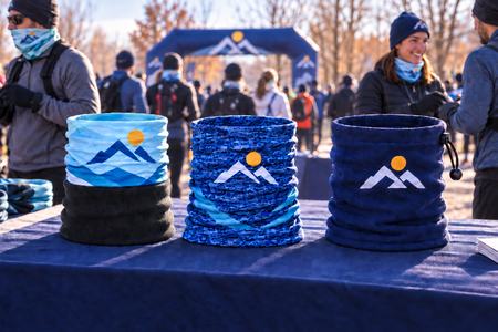 Caches cou personnalisés lors d’un événement de course hivernal