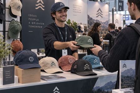 Distribution de casquettes personnalisées sur un stand de salon