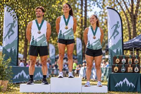 Podium de course avec médailles personnalisées en or, argent et bronze
