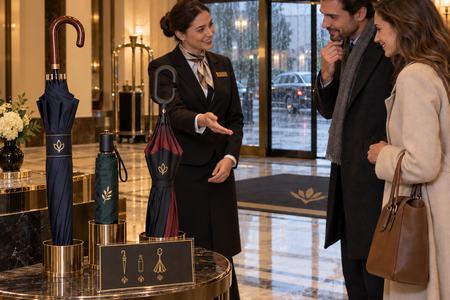 Parapluies personnalisés d’hôtel présentés dans le hall un jour de pluie
