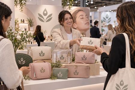 Pochettes personnalisées présentées sur un stand de cosmétiques